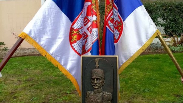 КРАЉ ПЕТАР ПРВИ ЧУВА ПРИЈАТЕЉСТВО: У француском месту Ла Бол-Ескублак на Атлантској обали постављена бронзана спомен-плоча српском монарху КРАЉ ПЕТАР ПРВИ ЧУВА ПРИЈАТЕЉСТВО: У француском месту Ла Бол-Ескублак на Атлантској обали постављена бронзана спомен-плоча српском монарху