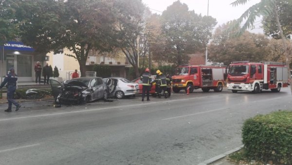 РАЗВАЉИВАО СМРСКАНА ВРАТА : Нишлија помагао повређенима у судару - Човек није могао да дише, па ми је у крило (ФОТО) РАЗВАЉИВАО СМРСКАНА ВРАТА : Нишлија помагао повређенима у судару - Човек није могао да дише, па ми је у крило (ФОТО)