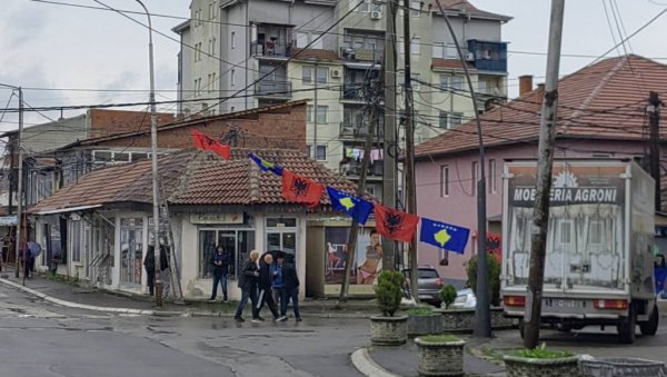 ПРОВОЦИРАЈУ СРБЕ УОЧИ МИТИНГА: Куртијеви људи каче заставе Албаније, лажне државе и САД (ФОТО) ПРОВОЦИРАЈУ СРБЕ УОЧИ МИТИНГА: Куртијеви људи каче заставе Албаније, лажне државе и САД (ФОТО)