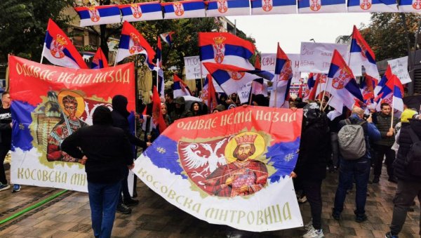 ОДАВДЕ НЕМА НАЗАД: Са транспарентом на ком је кнез Лазар Срби кренули на народни скуп у Косовској Митровици (ФОТО) ОДАВДЕ НЕМА НАЗАД: Са транспарентом на ком је кнез Лазар Срби кренули на народни скуп у Косовској Митровици (ФОТО)