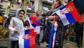 ЕМОТИВНИ ПРИЗОРИ НА СЕВЕРУ КиМ: Српске заставе, цар Лазар и 10.000 Срба на улицама ЕМОТИВНИ ПРИЗОРИ НА СЕВЕРУ КиМ: Српске заставе, цар Лазар и 10.000 Срба на улицама
