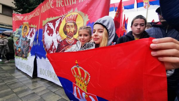 ОВО ЈЕ СРБИЈА Завршен велики народни скуп у Косовској Митровици: Срби послали поруку Доста нам је Куртијевог терора(ФОТО/ВИДЕО) ОВО ЈЕ СРБИЈА Завршен велики народни скуп у Косовској Митровици: Срби послали поруку Доста нам је Куртијевог терора(ФОТО/ВИДЕО)