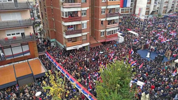 ВЕЛИКИ НАРОДНИ СКУП КиМ: У Косовској Митровици више од 10.000 људи (ФОТО) ВЕЛИКИ НАРОДНИ СКУП КиМ: У Косовској Митровици више од 10.000 људи (ФОТО)