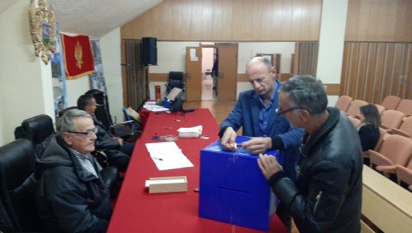ГЛАСАЊЕ ПРЕКИНУТО И У КРУШЕВИЦИМА: Поново бирач за кога се тврди да није из општине Шавник ГЛАСАЊЕ ПРЕКИНУТО И У КРУШЕВИЦИМА: Поново бирач за кога се тврди да није из општине Шавник
