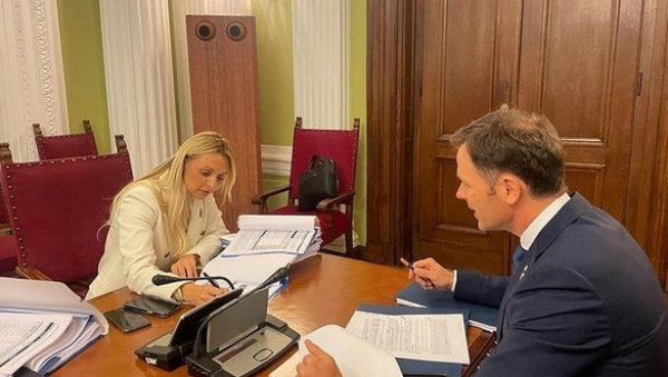 УОЧИ СЕДНИЦЕ СКУПШТИНЕ: Мали поставио слику са министарком Танасковић УОЧИ СЕДНИЦЕ СКУПШТИНЕ: Мали поставио слику са министарком Танасковић