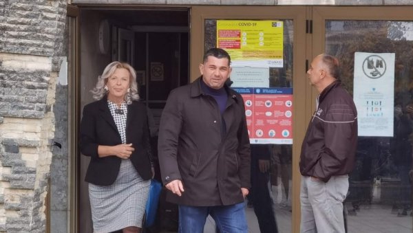 И ЗВАНИЧНО НАПУСТИЛИ РАДНА МЕСТА: Српске судије и радници правосуђа дали изјаве у Основном суду у јужном делу Косовске Митровице (ВИДЕО) И ЗВАНИЧНО НАПУСТИЛИ РАДНА МЕСТА: Српске судије и радници правосуђа дали изјаве у Основном суду у јужном делу Косовске Митровице (ВИДЕО)