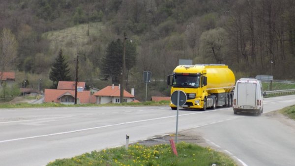 ЈУЛИЈИ И БРАТ СТРАДАО НА ИСТОМ МЕСТУ: Возач је ударио колима, па побегао - за собом оставила двоје деце ЈУЛИЈИ И БРАТ СТРАДАО НА ИСТОМ МЕСТУ: Возач је ударио колима, па побегао - за собом оставила двоје деце