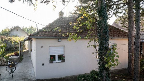 СРБИ У РАСЕЈАЊУ ЗБРИНУЛИ БАБИЋЕ: Осмочлана породица из Врбаса, која је доскоро живела у кући са 19 душа, добила засебно огњиште СРБИ У РАСЕЈАЊУ ЗБРИНУЛИ БАБИЋЕ: Осмочлана породица из Врбаса, која је доскоро живела у кући са 19 душа, добила засебно огњиште
