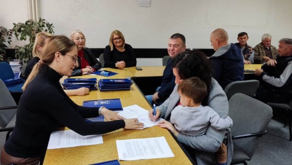 СУБВЕНЦИОНИШУ 32 ПОРОДИЦЕ: У Варварину потписани уговори за први програм повећања енергетске ефикасности СУБВЕНЦИОНИШУ 32 ПОРОДИЦЕ: У Варварину потписани уговори за први програм повећања енергетске ефикасности