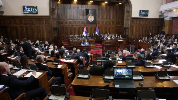 НА ДНЕВНОМ РЕДУ СЕДАМ ТАЧАКА: Посланици сутра започињу расправу о ребалансу буџета НА ДНЕВНОМ РЕДУ СЕДАМ ТАЧАКА: Посланици сутра започињу расправу о ребалансу буџета