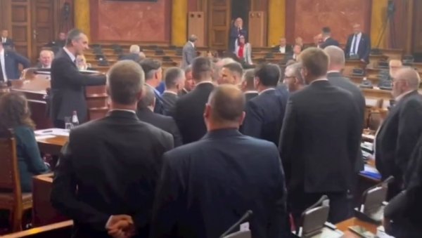 ОШТРЕ РЕАКЦИЈЕ ПОСЛАНИКА СНС ПОСЛЕ ИНЦИДЕНТА У СКУПШТИНИ: Јовановић је псовао мајку Миленку Јованову (ВИДЕО) ОШТРЕ РЕАКЦИЈЕ ПОСЛАНИКА СНС ПОСЛЕ ИНЦИДЕНТА У СКУПШТИНИ: Јовановић је псовао мајку Миленку Јованову (ВИДЕО)