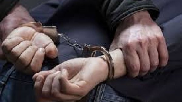 ПИЈАН БАЦАО СТВАРИ ПО КУЋИ, ПРЕТУКАО ОЦА И МАЈКУ И ПРЕТИО ДА ЋЕ ИХ УБИТИ: Ужасно породично насиље у Београду ПИЈАН БАЦАО СТВАРИ ПО КУЋИ, ПРЕТУКАО ОЦА И МАЈКУ И ПРЕТИО ДА ЋЕ ИХ УБИТИ: Ужасно породично насиље у Београду