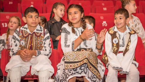 NEGUJU KULTURU I OBIČAJE: Održan Festival rumunskog dečijeg folklora Vojvodine (FOTO) NEGUJU KULTURU I OBIČAJE: Održan Festival rumunskog dečijeg folklora Vojvodine (FOTO)