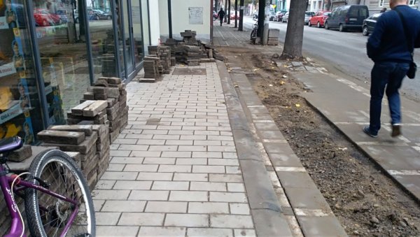 РАДОВИ У ПОЖАРЕВЦУ: Обнављају оштећени тротоар код Медицинске школе и зелене пијаце РАДОВИ У ПОЖАРЕВЦУ: Обнављају оштећени тротоар код Медицинске школе и зелене пијаце