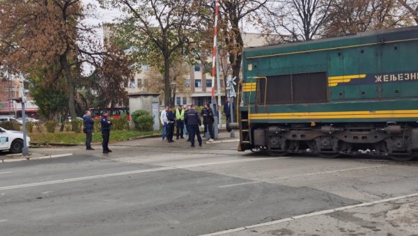 ОГЛАСИЛЕ СЕ ЖЕЛЕЗНИЦЕ СРБИЈЕ: Дечак прелазио пругу док је рампа била спуштена (ВИДЕО) ОГЛАСИЛЕ СЕ ЖЕЛЕЗНИЦЕ СРБИЈЕ: Дечак прелазио пругу док је рампа била спуштена (ВИДЕО)