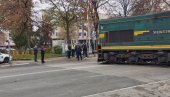 OGLASILE SE ŽELEZNICE SRBIJE: Dečak prelazio prugu dok je rampa bila spuštena (VIDEO) OGLASILE SE ŽELEZNICE SRBIJE: Dečak prelazio prugu dok je rampa bila spuštena (VIDEO)