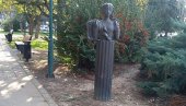 BILO JE DANIMA RAZBACANO: Uklonjeno smeće pored biste slikarke Milene Pavlović Barili BILO JE DANIMA RAZBACANO: Uklonjeno smeće pored biste slikarke Milene Pavlović Barili