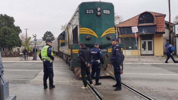 ДЕЧАК КОГ ЈЕ УДАРИО ВОЗ ИМА ПРЕЛОМ РЕБАРА: Нови детаљи тешке несреће у Нишу (ФОТО/ВИДЕО) ДЕЧАК КОГ ЈЕ УДАРИО ВОЗ ИМА ПРЕЛОМ РЕБАРА: Нови детаљи тешке несреће у Нишу (ФОТО/ВИДЕО)