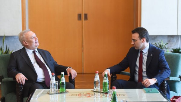 ПЕТКОВИЋ СА ГРЧКИМ АМБАСАДОРОМ: Напуштање институција - миран одговор на Куртијеву силеџијску политику ПЕТКОВИЋ СА ГРЧКИМ АМБАСАДОРОМ: Напуштање институција - миран одговор на Куртијеву силеџијску политику