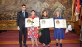 DODELJENA PRIZNANJA AVRAM MRAZOVIĆ: U Somboru obeležen Dan prosvetnih radnika DODELJENA PRIZNANJA AVRAM MRAZOVIĆ: U Somboru obeležen Dan prosvetnih radnika