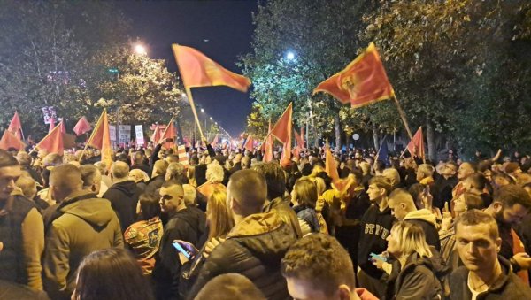 МИЛО НА СЛЕДЕЋЕМ ПРОТЕСТУ? У ДПС очекују да се Ђукановић појави на следећем скупу у Подгорици МИЛО НА СЛЕДЕЋЕМ ПРОТЕСТУ? У ДПС очекују да се Ђукановић појави на следећем скупу у Подгорици
