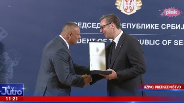 ВУЧИЋ УРУЧИО ОДЛИКОВАЊА: Додељена ордења капетанима са КиМ (ФОТО/ВИДЕО) ВУЧИЋ УРУЧИО ОДЛИКОВАЊА: Додељена ордења капетанима са КиМ (ФОТО/ВИДЕО)