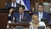 СКУПШТИНА СРБИЈЕ Мали објаснио: Овим ребалансом буџета подижемо пензије СКУПШТИНА СРБИЈЕ Мали објаснио: Овим ребалансом буџета подижемо пензије