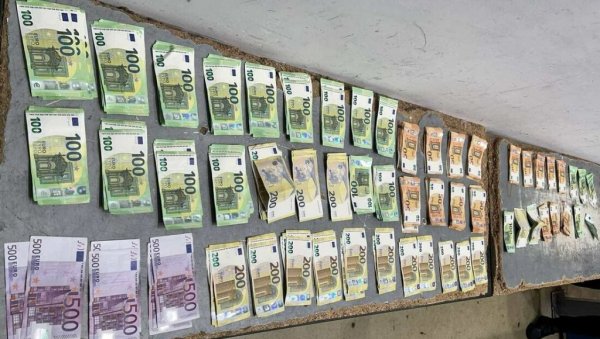 ИСПОД СЕДИШТА БМВ 48 ХИЉАДА ЕВРА: Странац путовао ка Кипру, на Хоргошу му одузет новац ИСПОД СЕДИШТА БМВ 48 ХИЉАДА ЕВРА: Странац путовао ка Кипру, на Хоргошу му одузет новац
