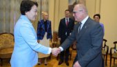 АМБАСАДОРКА КИНЕ ЧЕСТИТАЛА ВЕСИЋУ: Добра сарадња са свим кинеским компанијама у Србији