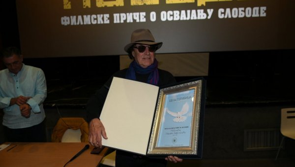 ЗАФРАНОВИЋУ БЕЛА ГОЛУБИЦА: Награда славном редитељу у Новом Саду ЗАФРАНОВИЋУ БЕЛА ГОЛУБИЦА: Награда славном редитељу у Новом Саду