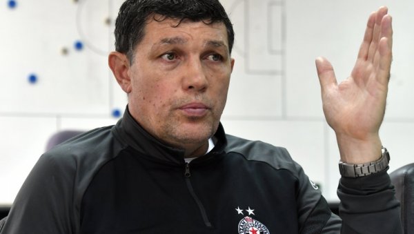 АКО ЈЕ ТО РЕКАО, ТО ЈЕ СРАМОТА Гордан Петрић збуњен потезом свог играча после новог кикса ФК Партизан (ВИДЕО) АКО ЈЕ ТО РЕКАО, ТО ЈЕ СРАМОТА Гордан Петрић збуњен потезом свог играча после новог кикса ФК Партизан (ВИДЕО)