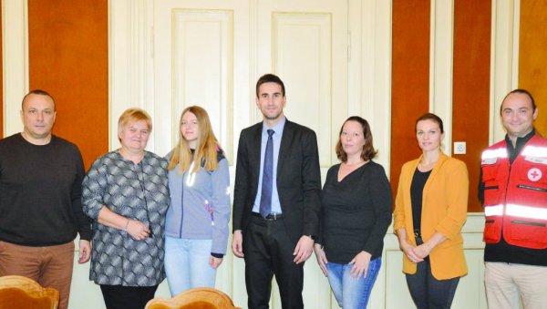 ОЖИВЕЛА БАКУ НАСРЕД УЛИЦЕ! Петнаестогодишња Сомборка Милица Нађ спасла живот старијој суграђанки ОЖИВЕЛА БАКУ НАСРЕД УЛИЦЕ! Петнаестогодишња Сомборка Милица Нађ спасла живот старијој суграђанки