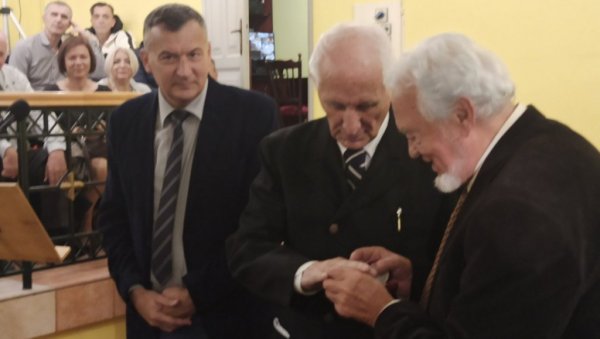 ВЕЛИКА СВЕЧАНОСТ У ЦРКВИ ЛАЗАРИЦА У КРУШЕВЦУ: Матији Бећковићу уручен Прстен деспота Стефана Лазаревића ВЕЛИКА СВЕЧАНОСТ У ЦРКВИ ЛАЗАРИЦА У КРУШЕВЦУ: Матији Бећковићу уручен Прстен деспота Стефана Лазаревића