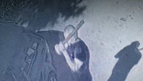 ШИПКОМ ЛУПАО ПО КОЛИМА, НАПАО ВОЗАЧА: Снимак дивљања у селу код Крушевца (ВИДЕО) ШИПКОМ ЛУПАО ПО КОЛИМА, НАПАО ВОЗАЧА: Снимак дивљања у селу код Крушевца (ВИДЕО)