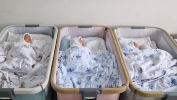 БЕБИ-БУМ У НОВОМ САДУ: За дан рођене 33 бебе, међу њима два пара близанаца БЕБИ-БУМ У НОВОМ САДУ: За дан рођене 33 бебе, међу њима два пара близанаца