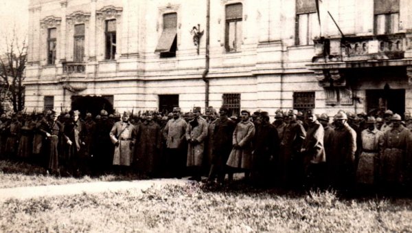 НА БЕЛОМ КОЊУ УШЕТАО У ОСЛОБОЂЕНИ ВРШАЦ: Мајора Душана Додића пре 104 године дочекали овацијама (ФОТО) НА БЕЛОМ КОЊУ УШЕТАО У ОСЛОБОЂЕНИ ВРШАЦ: Мајора Душана Додића пре 104 године дочекали овацијама (ФОТО)