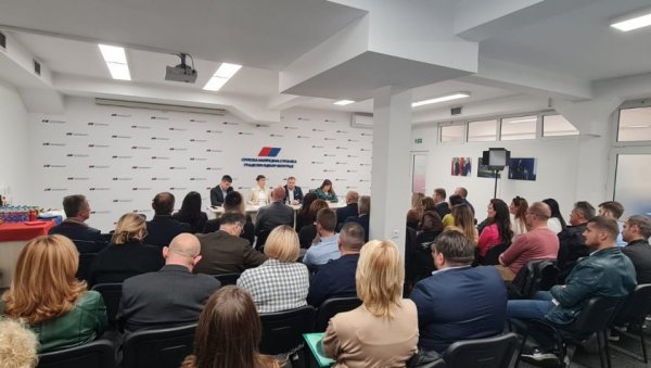 НА НАСИЉЕ НЕ СМЕМО ДА ЋУТИМО: Одборници СНС-а у Скупштини Београда одричу се надокнада у корист Сигурне куће НА НАСИЉЕ НЕ СМЕМО ДА ЋУТИМО: Одборници СНС-а у Скупштини Београда одричу се надокнада у корист Сигурне куће