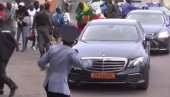 ПОЛИЦАЈАЦ ЈЕ БИО ШОУ: Ривал Србије Камерун кренуо на Мундијал - и то како (ВИДЕО) ПОЛИЦАЈАЦ ЈЕ БИО ШОУ: Ривал Србије Камерун кренуо на Мундијал - и то како (ВИДЕО)