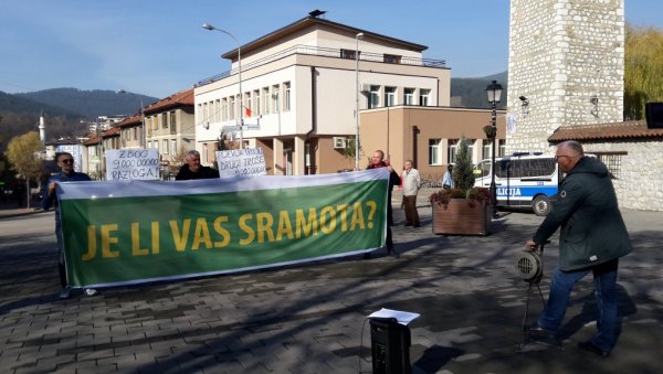 НЕЋЕТЕ ВИШЕ ДА НАС ПЉАЧКАТЕ: Огорчени грађани Пљеваља о расподели девет милиона евра из Еко фонда НЕЋЕТЕ ВИШЕ ДА НАС ПЉАЧКАТЕ: Огорчени грађани Пљеваља о расподели девет милиона евра из Еко фонда