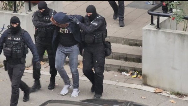 ПОЗНАТО КО СУ УХАПШЕНИ ВРАЧАРЦИ Огласило се Тужилаштво: Одузети оружје, новац, криптовани телефони ПОЗНАТО КО СУ УХАПШЕНИ ВРАЧАРЦИ Огласило се Тужилаштво: Одузети оружје, новац, криптовани телефони