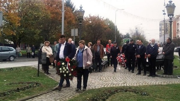 ВЕНЦИ И ЦВЕЋЕ НА СПОМЕНИК ПОБЕДНИКУ: У Параћину обележен Дан примирја у Првом светском рату ВЕНЦИ И ЦВЕЋЕ НА СПОМЕНИК ПОБЕДНИКУ: У Параћину обележен Дан примирја у Првом светском рату