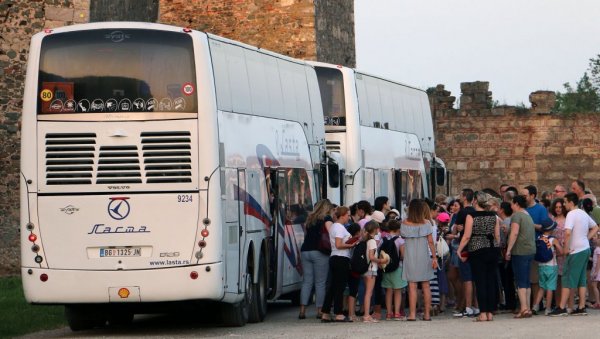 МАТУРАНТИ ОБИЛАЗЕ МЕСТА НАШЕГ СТРАДАЊА: Поједине школе системски се припремају за посете историјским местима и стратиштима Српског народа МАТУРАНТИ ОБИЛАЗЕ МЕСТА НАШЕГ СТРАДАЊА: Поједине школе системски се припремају за посете историјским местима и стратиштима Српског народа