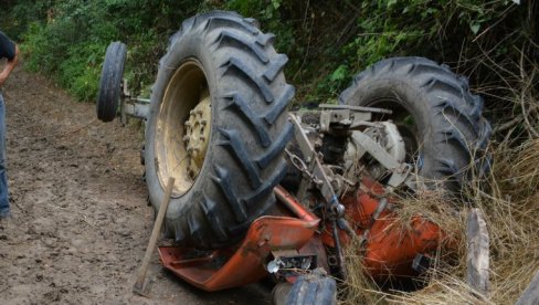 TRAGEDIJA KOD BRUSA: Prevrnuo se traktor na livadi, poginuo vozač