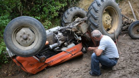 TRAKTOR SLETEO S PUTA, POGINUO PUTNIK, VOZAČ PREBAČEN U BOLNICU: Teška saobraćajna nesreća kod Niša TRAKTOR SLETEO S PUTA, POGINUO PUTNIK, VOZAČ PREBAČEN U BOLNICU: Teška saobraćajna nesreća kod Niša
