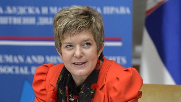 ШПИЈУНКА: Елвира Ковач мала поред Дивца (ФОТО) ШПИЈУНКА: Елвира Ковач мала поред Дивца (ФОТО)