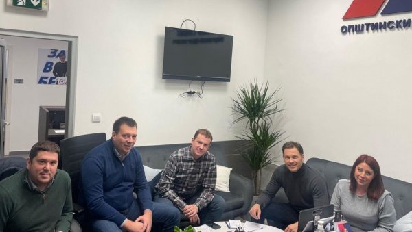 САСТАНАК НАПРЕДЊАКА НА ЗВЕЗДАРИ: Синиша Мали поручује - Викенд настављамо радно (ФОТО) САСТАНАК НАПРЕДЊАКА НА ЗВЕЗДАРИ: Синиша Мали поручује - Викенд настављамо радно (ФОТО)