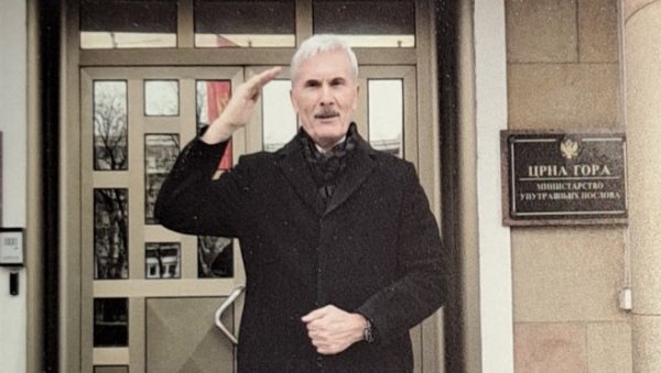ОСТАТИ ЧОВЕК И ДОК СТОЈИШ НА ИВИЦИ ПРОВАЛИЈЕ: Никшићанин Душко Копривица сместио свој радни век међу корице дела Живот на испиту ОСТАТИ ЧОВЕК И ДОК СТОЈИШ НА ИВИЦИ ПРОВАЛИЈЕ: Никшићанин Душко Копривица сместио свој радни век међу корице дела Живот на испиту