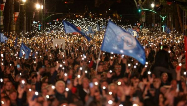 ПРОТЕСТИ У ТИРАНИ: Опозиција окупила незадовољне грађане који су бацили црвену фарбу на кабинет премијера ПРОТЕСТИ У ТИРАНИ: Опозиција окупила незадовољне грађане који су бацили црвену фарбу на кабинет премијера