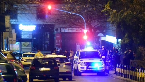 НОВОПАЗАРАЦ СЕ КРИЈЕ ИЗА ЖЕНИНОГ ПРЕЗИМЕНА: Врачарци осумњичени да су организовали и покушали ликвидацију Самира Тутића (ВИДЕО) НОВОПАЗАРАЦ СЕ КРИЈЕ ИЗА ЖЕНИНОГ ПРЕЗИМЕНА: Врачарци осумњичени да су организовали и покушали ликвидацију Самира Тутића (ВИДЕО)
