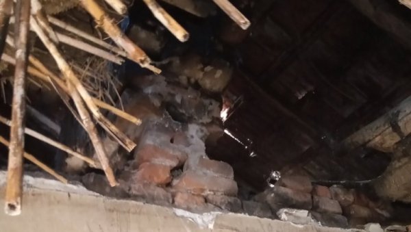 ПОСЛЕДИЦЕ ПОЖАРА НАДОМАК ВАРВАРИНА: Породица Миловановић из села Обреж остала без куће, седмогодишња ћерка спава код ујака ПОСЛЕДИЦЕ ПОЖАРА НАДОМАК ВАРВАРИНА: Породица Миловановић из села Обреж остала без куће, седмогодишња ћерка спава код ујака